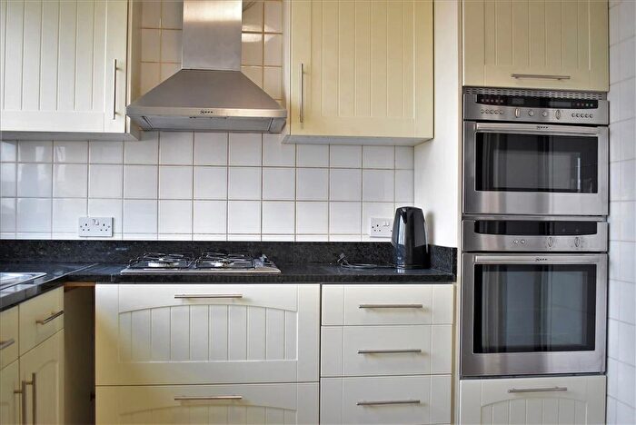 3 Bedroom Flat To Rent In Summerwood Road, Isleworth, Middlesex, TW7