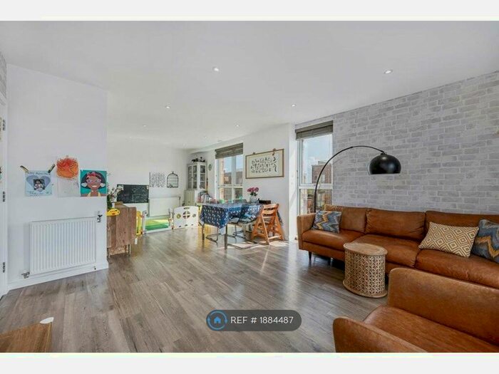 3 Bedroom Flat To Rent In Hanbury Road, London, W3