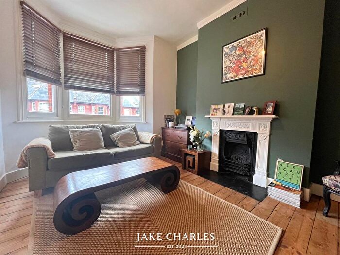 2 Bedroom Flat To Rent In Barratt Avenue, Wood Green, N22