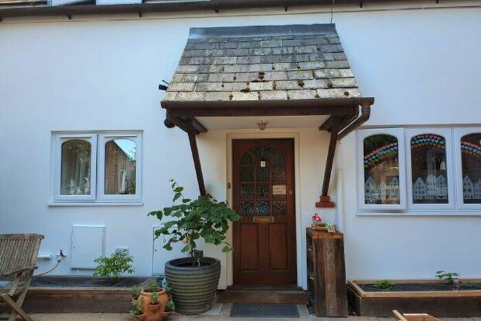 2 Bedroom Cottage To Rent In Old School Square, Thames Ditton, KT7