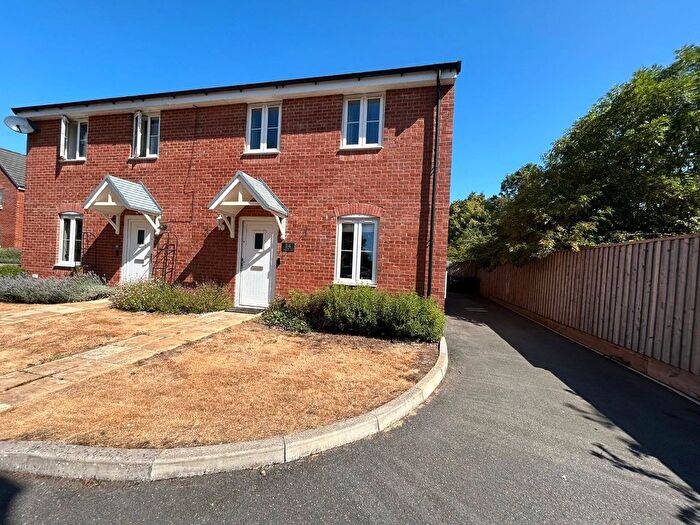 3 Bedroom Semi-Detached House For Sale In Red Road, Woodford Halse, Northamptonshire, NN11