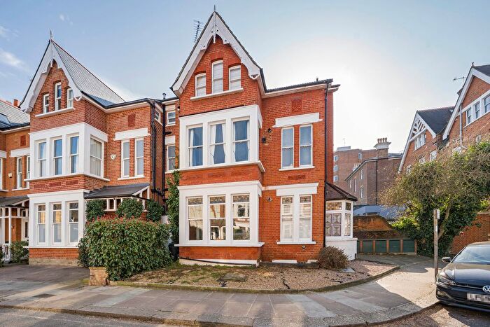 1 Bedroom Flat For Sale In Ellerker Gardens, Richmond, TW10