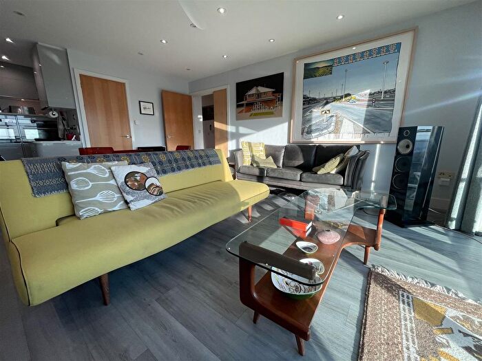 2 Bedroom Flat To Rent In Harbour Point, Stuart Street, Cardiff, CF10