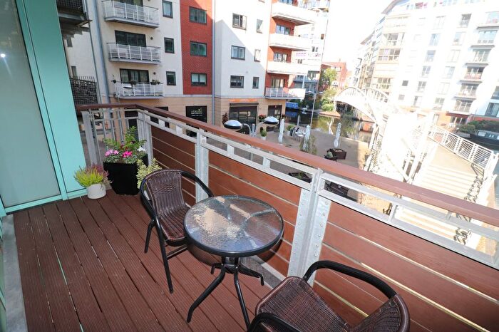 2 Bedroom Flat For Sale In Canal Square, Birmingham, B16