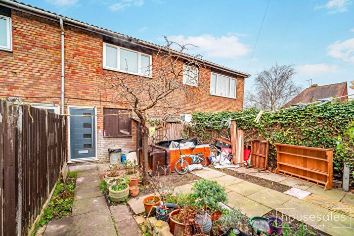 1 Bedroom Flat For Sale In East Avenue, Hayes, UB3