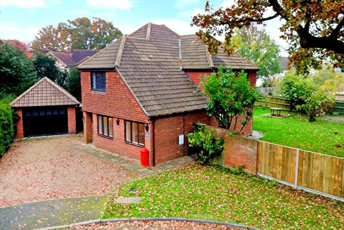4 Bedroom Detached House To Rent In Burton Close, Horley, RH6