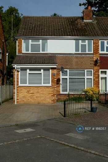 3 Bedroom Semi-Detached House To Rent In Lyon Road, Crowthorne, RG45