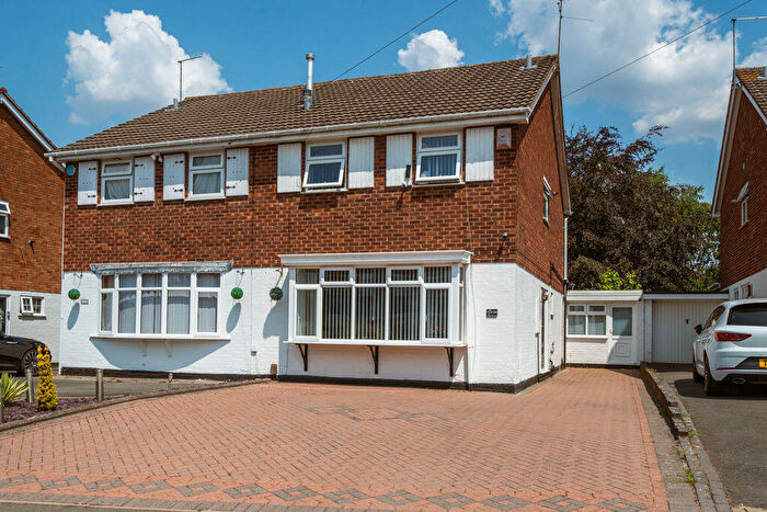 3 Bedroom Semi-Detached House For Sale In Tunstall Road, Kingswinford, DY6