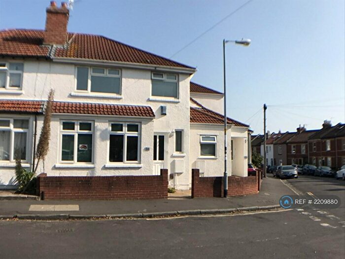 2 Bedroom Flat To Rent In Selborne Road, Bristol, BS7