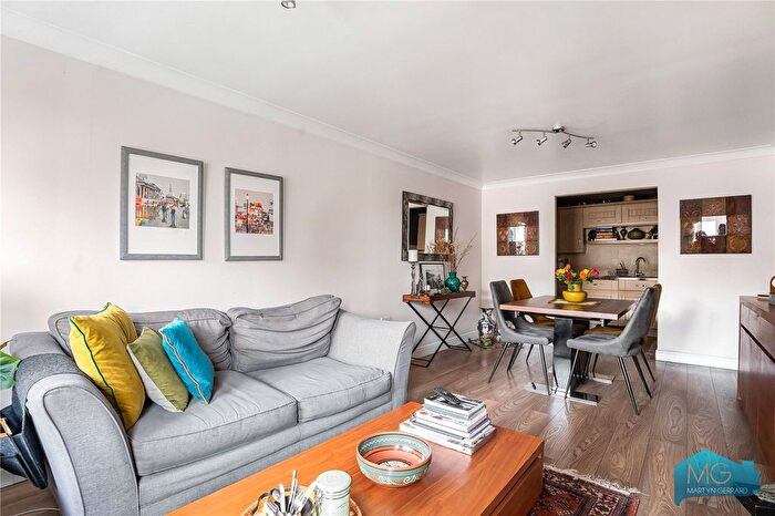 2 Bedroom Flat For Sale In Glebelands Close, London, N12