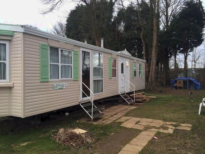 2 Bedroom Mobile/park Home To Rent In Hathersham Lane, Horley, RH6