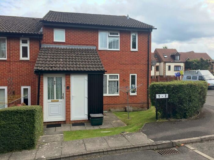 Flat To Rent In Bevelwood Gardens, High Wycombe, HP12