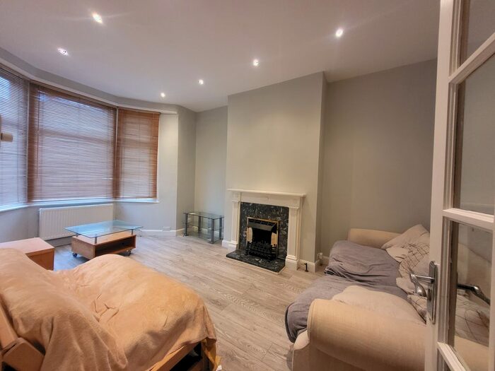 2 Bedroom Flat To Rent In Ballards Lane, London, N3