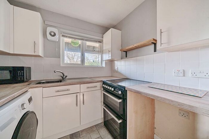1 Bedroom Flat To Rent In Fieldway, Haslemere, GU27