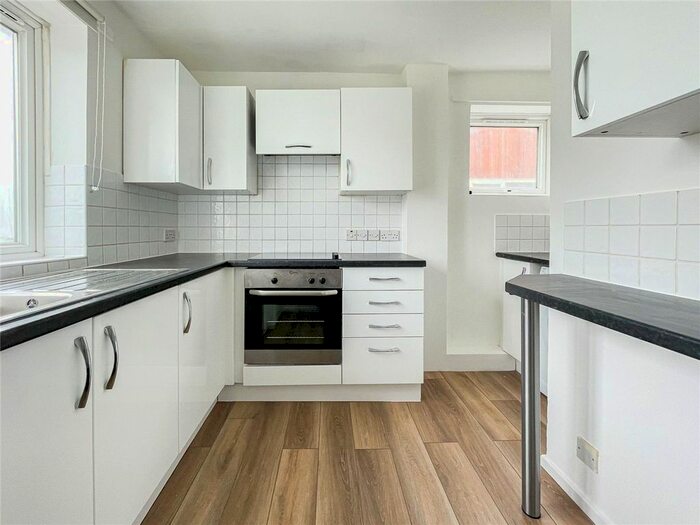 2 Bedroom Flat To Rent In Chatsworth Avenue, Cambridge, CB4