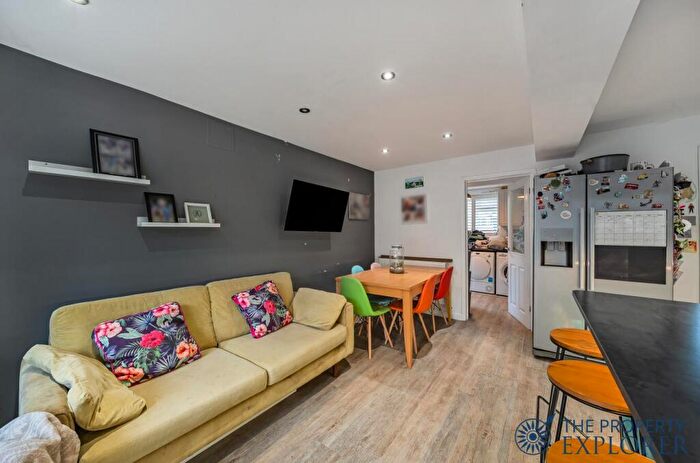 5 Bedroom Detached House For Sale In Lapin Lane, Hatch Warren, RG22
