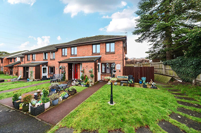 1 Bedroom Maisonette For Sale In Ash Grove, Dunstable, Bedfordshire, LU5