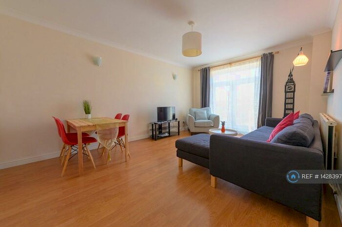 2 Bedroom Maisonette To Rent In Elms Road, Wokingham, RG40