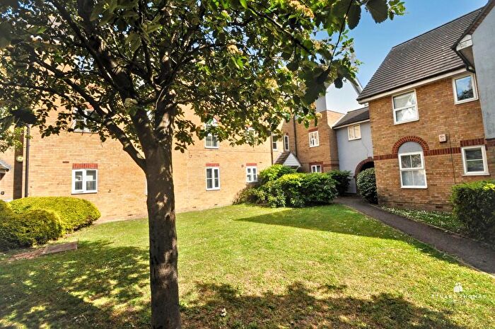 2 Bedroom Apartment For Sale In Saxon Court, Benfleet, SS7