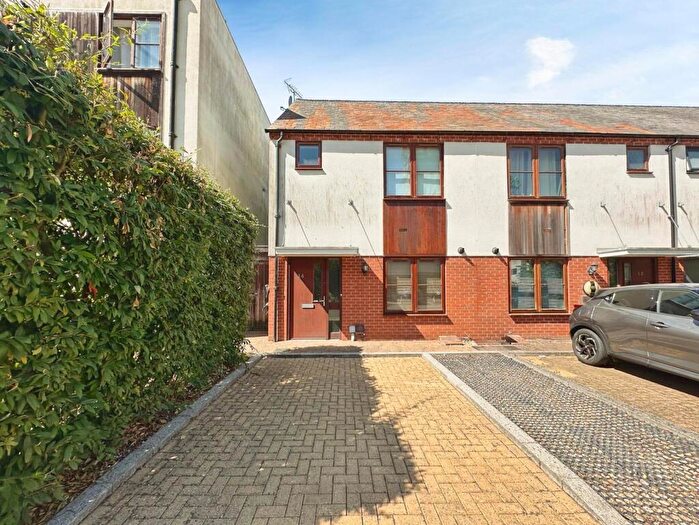 2 Bedroom End Of Terrace House For Sale In Northbrook Crescent, Basingstoke, Hampshire, RG24