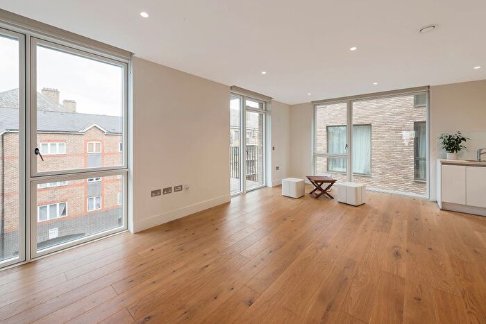 3 Bedroom Flat To Rent In West Row, London, Ladbroke Grove, W10