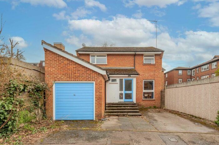 3 Bedroom House To Rent In South Bank, Surbiton, KT6