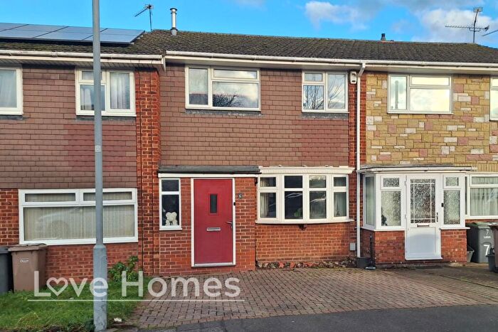 3 Bedroom Terraced House For Sale In Rosedale Close, Luton, LU3