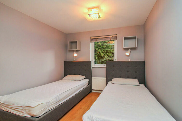2 Bedroom Flat To Rent In Dicksonfield, Edinburgh, Midlothian, EH7