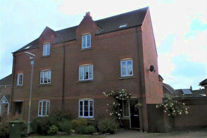 4 Bedroom Semi-Detached House To Rent In Ross Close, Carlton Boulevard, LN2