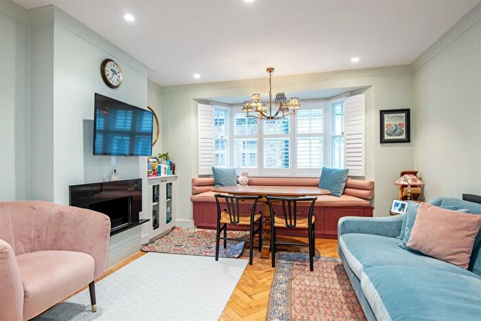 3 Bedroom Flat To Rent In Belsize Village, , Belsize Park, NW3