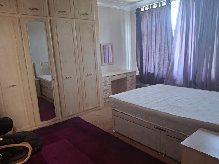 2 Bedroom Flat To Rent In Park Avenue, Ilford, IG1