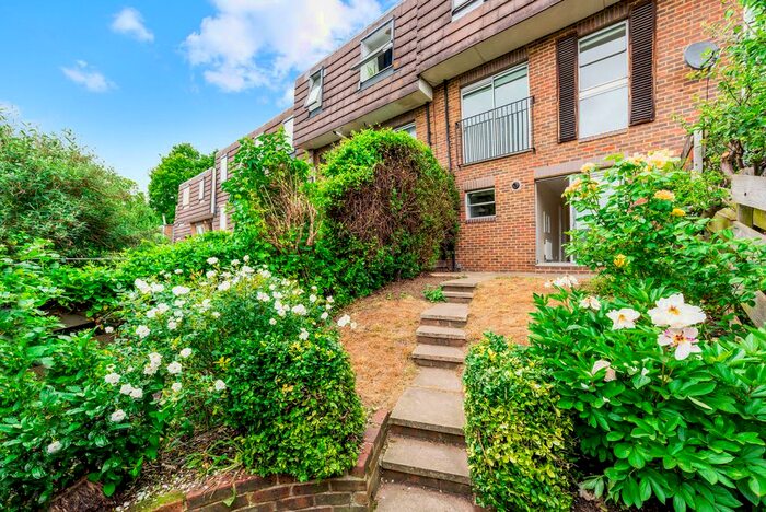 3 Bedroom Detached House To Rent In Heights Close, London, SW20