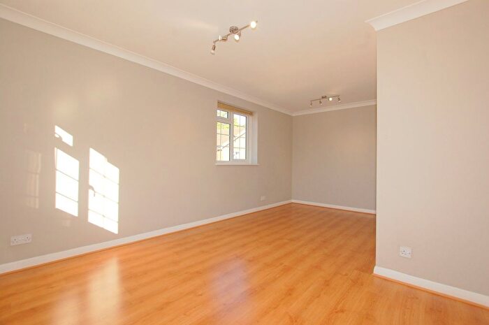 2 Bedroom Flat To Rent In Hanson Close, Beckenham, BR3