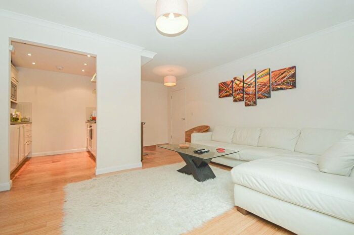 3 Bedroom Flat To Rent In Waterson Street, Shoreditch, E2