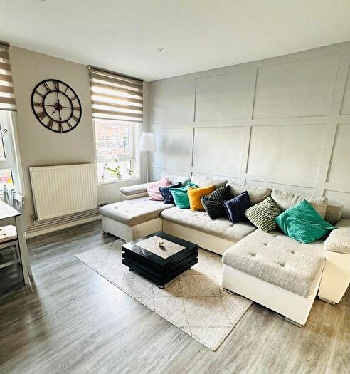3 Bedroom Flat To Rent In Birchfield Street, London, E14