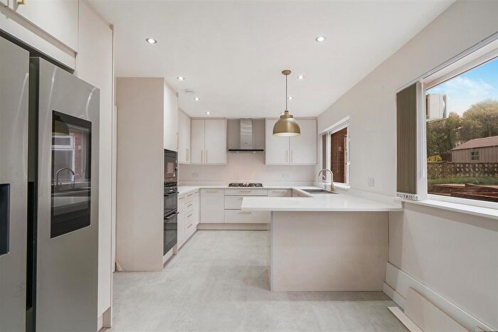 5 Bedroom Detached House For Sale In Kenelm Close, Harrow, HA1