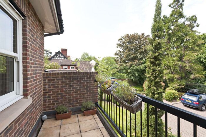 2 Bedroom Apartment To Rent In Tudor Grange, Oatlands Drive, Weybridge, KT13