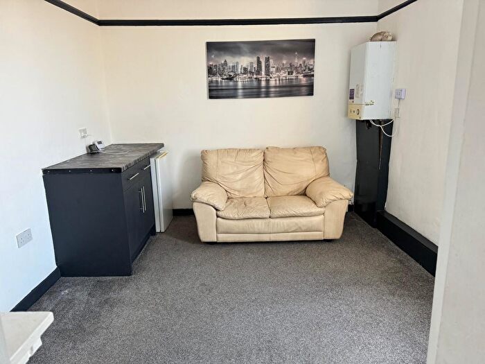 2 Bedroom Flat To Rent In Westcroft Road, BD7