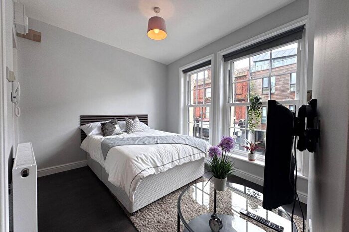 Flat To Rent In High Road, Willesden Green, NW10