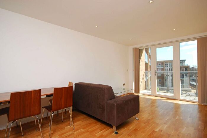 1 Bedroom Flat To Rent In Battersea Park Road, Battersea, SW8