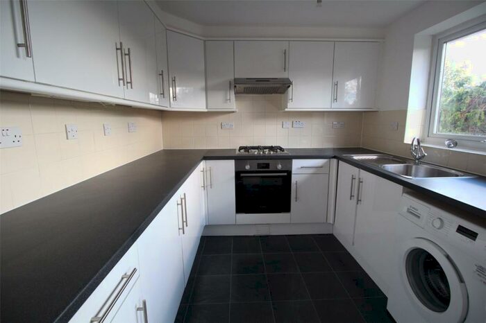 2 Bedroom Apartment To Rent In Shurland Avenue, East Barnet, EN4