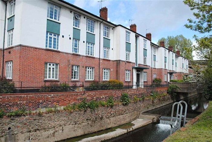 2 Bedroom Apartment To Rent In Clive Lodge, Shirehall Lane, London, NW4