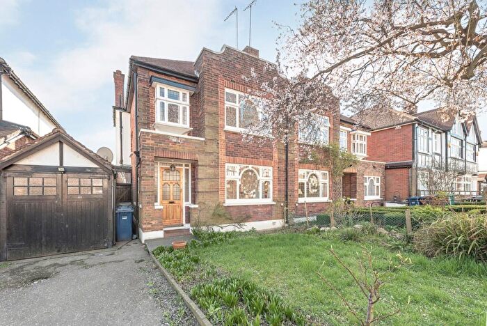 3 Bedroom Semi-Detached House To Rent In Abbots Gardens London, N2