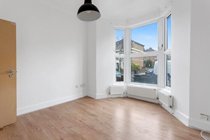 3 Bedroom Flat To Rent In Evering Road, London, N16