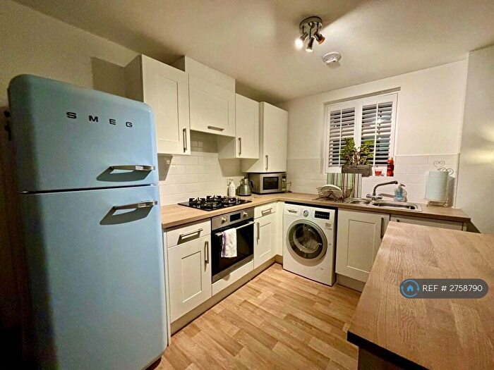 2 Bedroom Flat To Rent In Oliver Court, Bournemouth, BH5