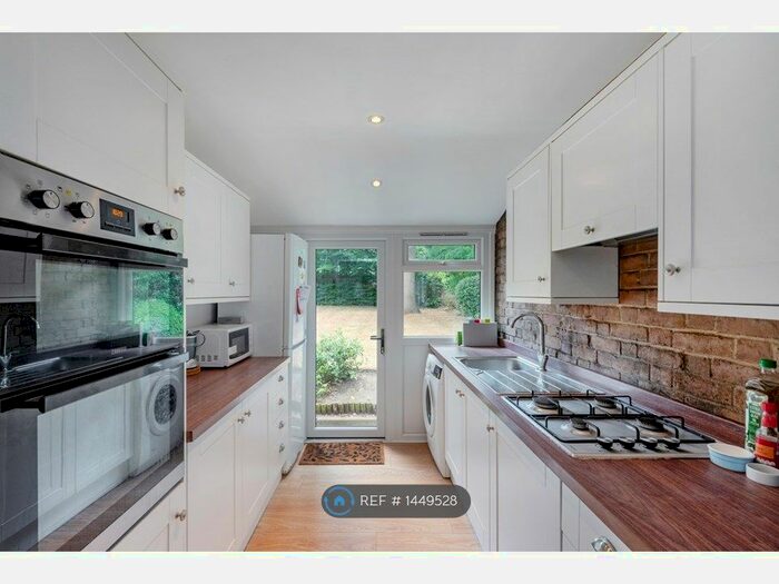 3 Bedroom Flat To Rent In Trinity Road, London, SW18