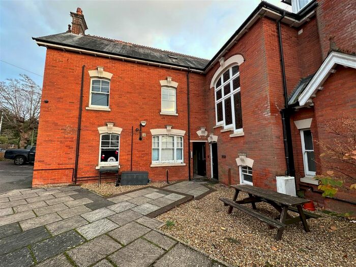 2 Bedroom Flat To Rent In Manor Road, Aldershot, GU11