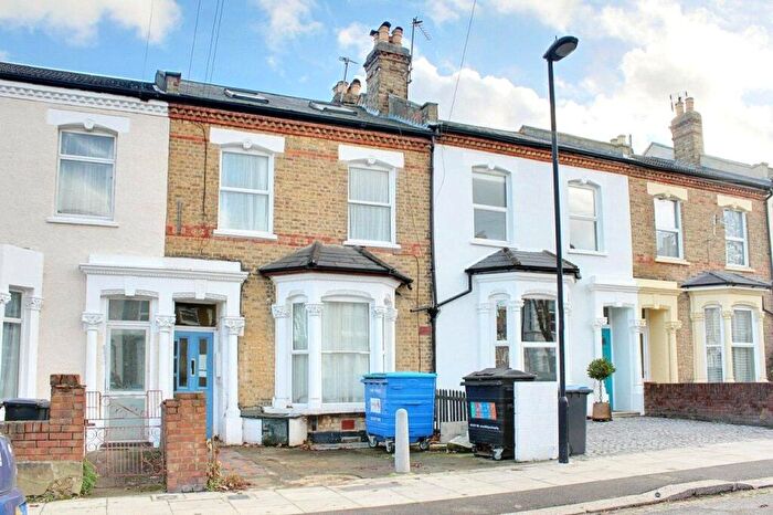Apartment To Rent In Whittington Road, Bounds Green, London, N22