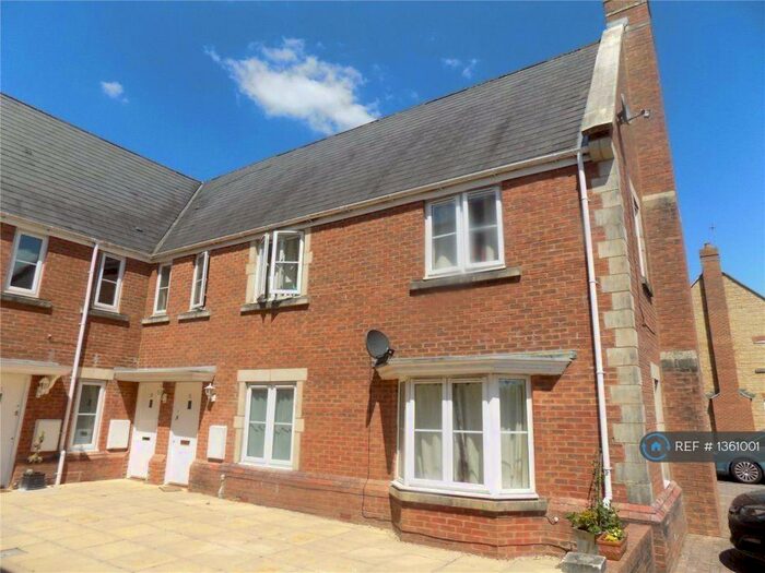 3 Bedroom Flat To Rent In Minnow Close, Swindon, SN25