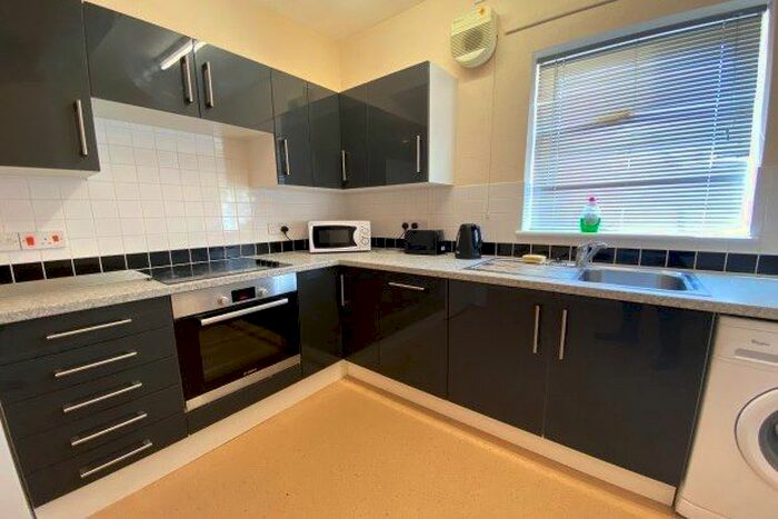 2 Bedroom Flat To Rent In Commercial Road, Swindon, SN1